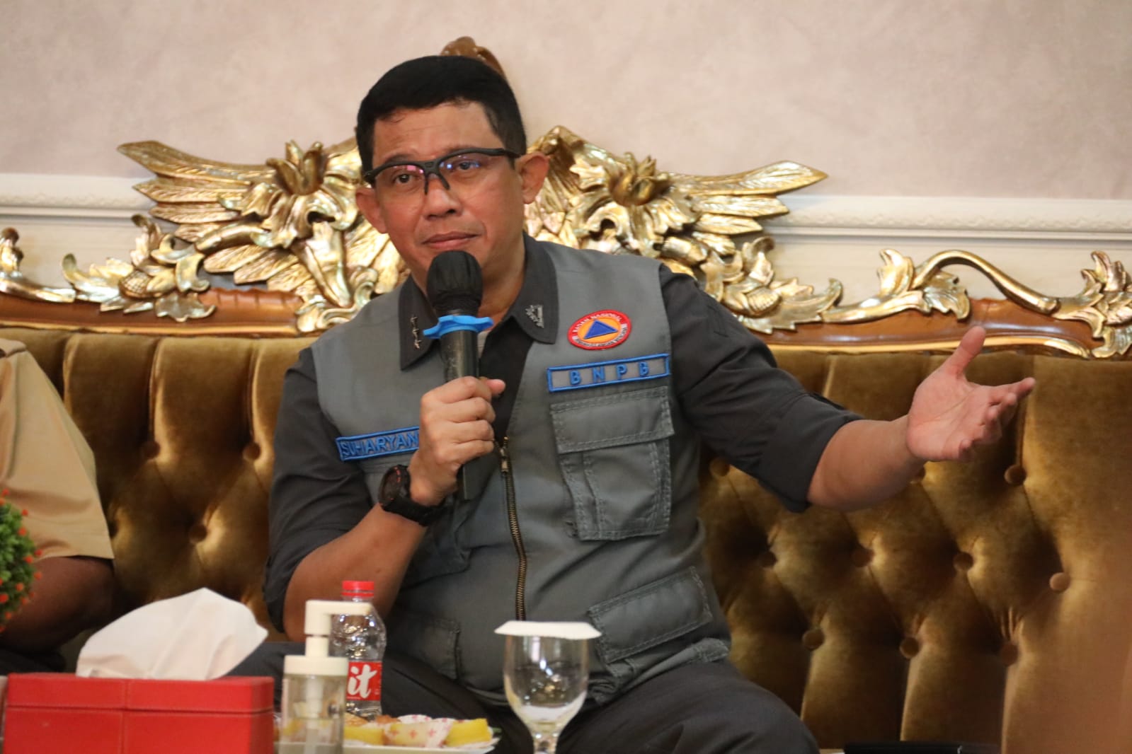 Kepala BNPB Letjen TNI Suharyanto (menggunakan rompi dan kemeja hijau) saat memimpin Rapat Evaluasi Percepatan Pelaksanaan Pembangunan Rumah Rusak bagi masyarakat terdampak gempa pada November yang lalu. Rapat ini dilaksanakan di Kantor Bupati Cianjur, Jawa Barat pada Jumat (14/7).